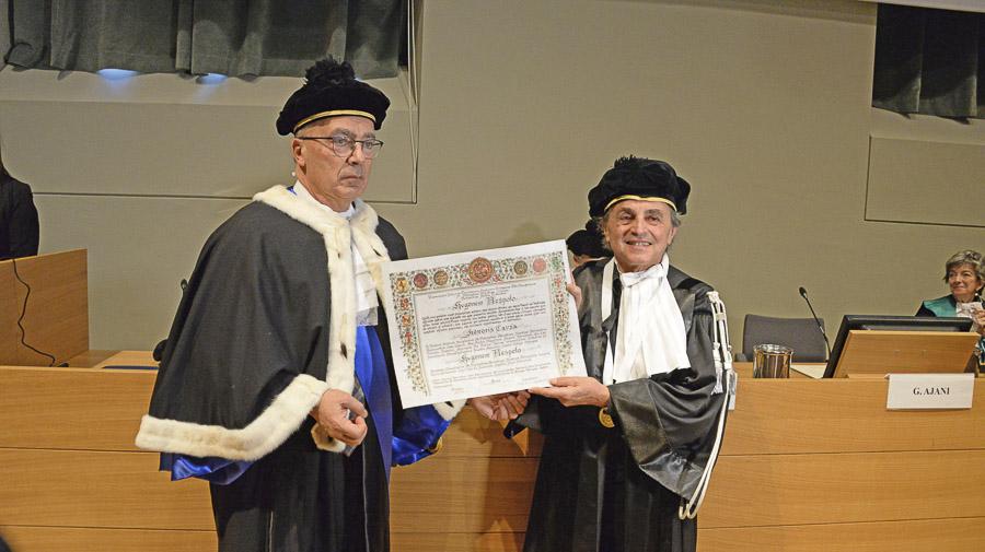 Il Rettore Gianmaria Ajani consegna la pergamena di laurea a Ugo Nespolo  