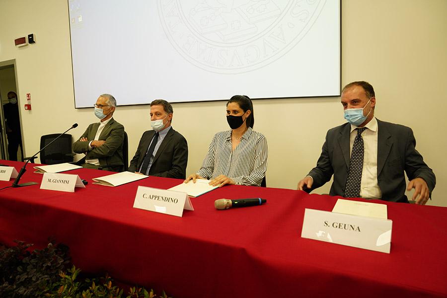 La sindaca e altri esponenti dell'università di Torino sono seduti al tavolo dei relatori in occasione dell'inaugurazione della nuova sede didattica di via Chiabrera