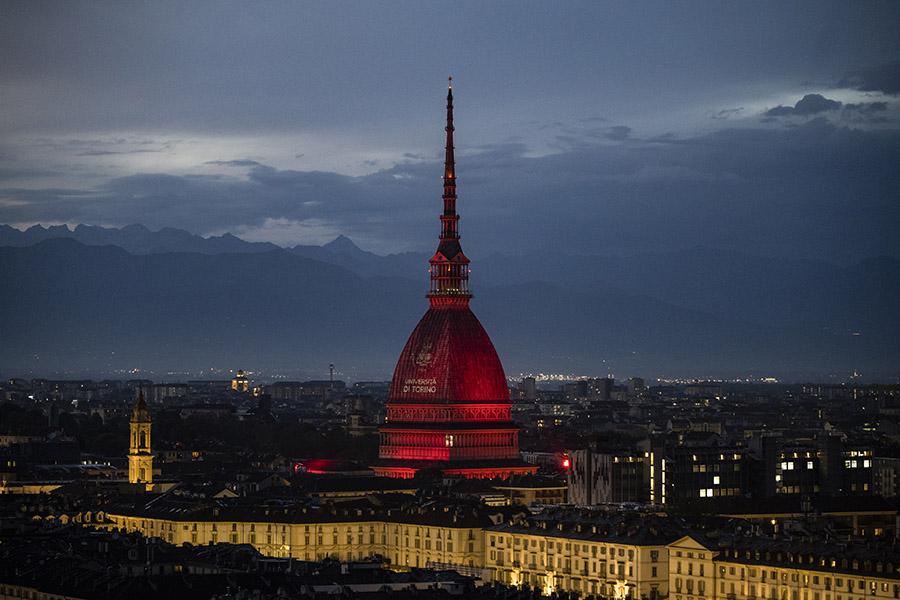 il nuovo logo dell'Università di Torino proiettato sulla cupola della Mole