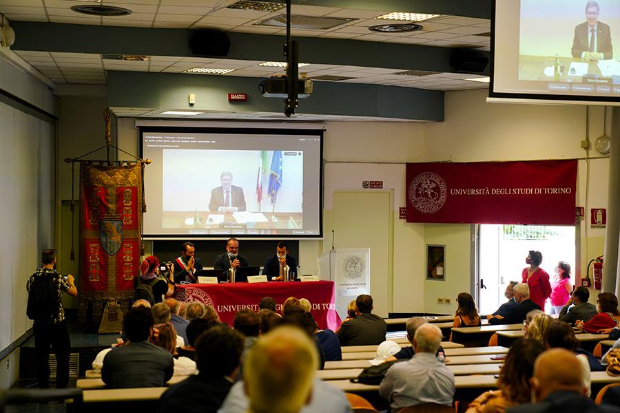 Spettatori in aula che ascoltano gli interventi dei relatori
