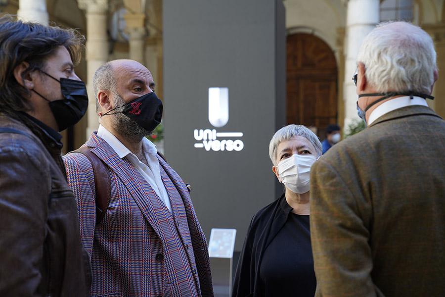 Gli organizzatori dell'installazione Voci dall'Universo parlano con la prof.ssa Carluccio nel cortile del rettorato