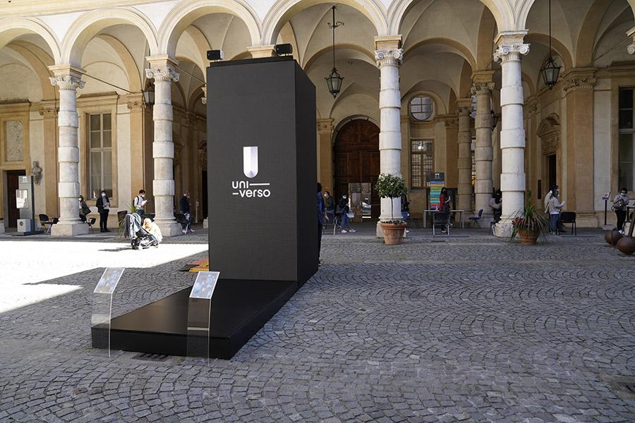 L'installazione multimediale Voci dall'Universo al centro del cortile del rettorato