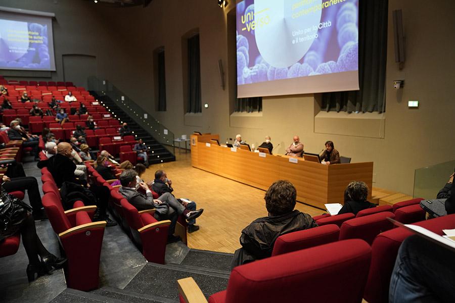 Pubblico presente in aula magna con relatori al centro del palco