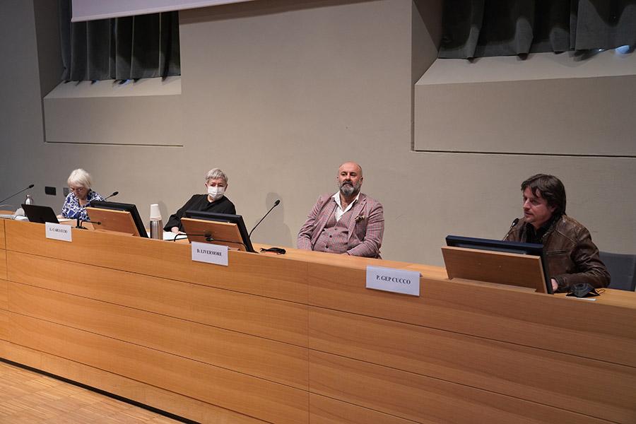 Relatori e relatrici di fronte al pubblico in aula magna