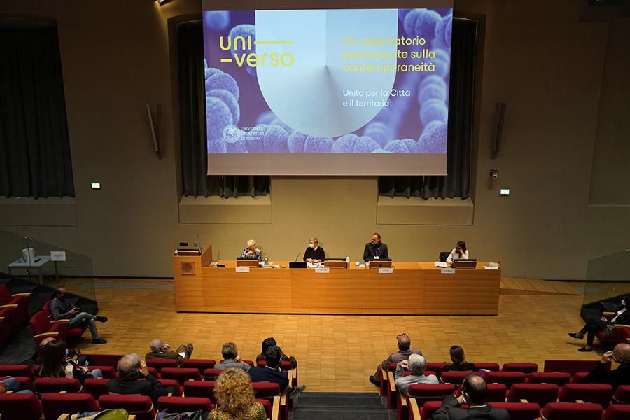 Pubblico presente in aula magna con relatori al centro del palco
