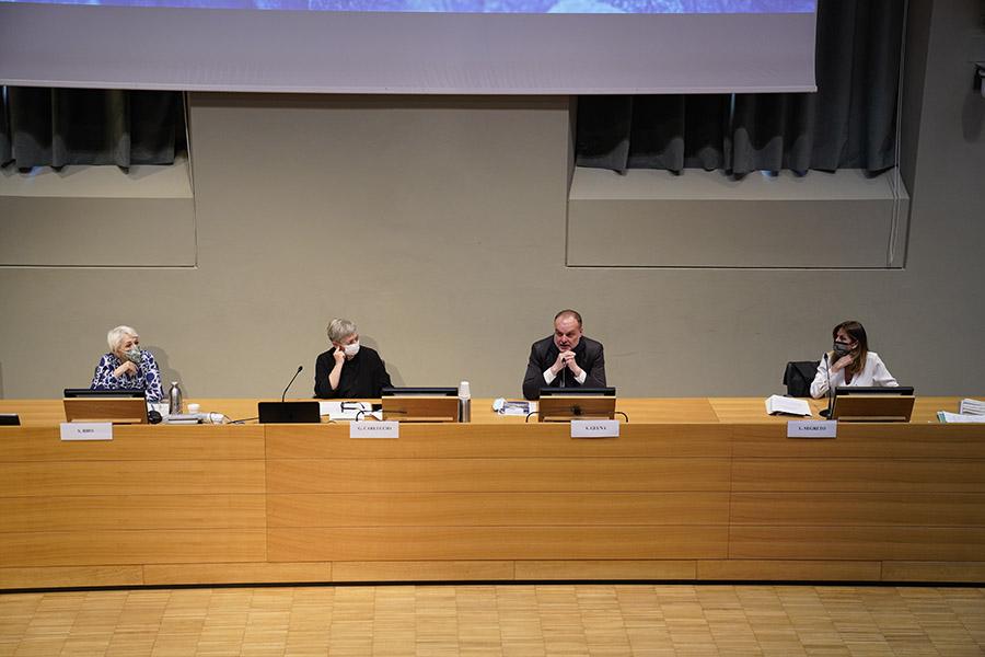 Pubblico presente in aula magna con relatori al centro del palco