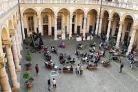 Il cortile del Rettorato con spettatori di un evento