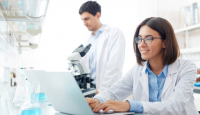 una ricercatrice e un ricercatore in un laboratorio scientifico