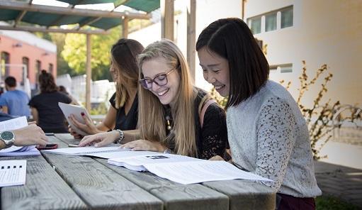 Studenti - ©agenziazip due studentesse sorridenti sedute ad un tavolo