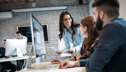 persone che lavorano davanti a computer