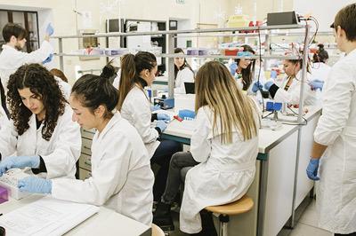 Studenti in laboratorio Immagine decorativa