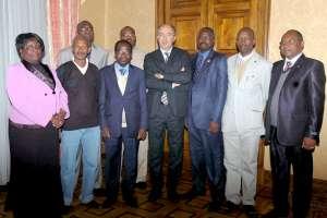 Al centro il Rettore Ajani con la delegazione africana Al centro il Rettore Ajani con la delegazione africana