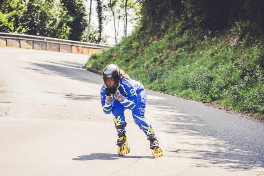Studentessa atleta mentre pratica la disciplina sportiva del pattinaggio a rotella