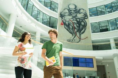Studenti nella hall del CLE Immagine decorativa