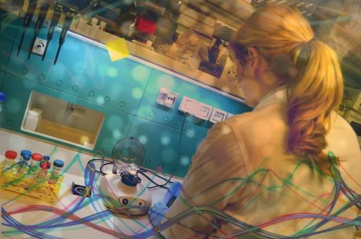 Donna di spalle in un laboratorio di ricerca