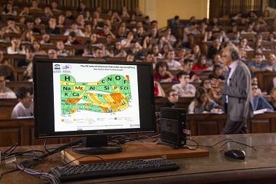 Pc in primo piano all'interno di un'aula di lezione