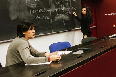 Docente in aula lezione