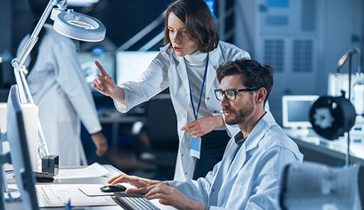 Due ricercatori al computer all'interno di un laboratorio