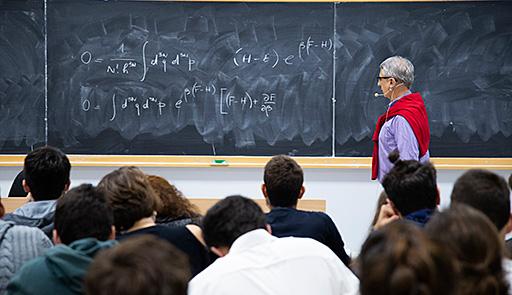 Bando per 8 visiting professor all'Università di Torino: disponibili le graduatorie Professore alla lavagna