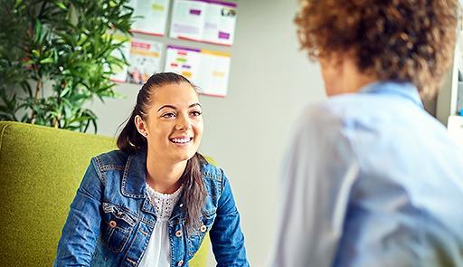 Studentessa seduta in uno studio per un consulto