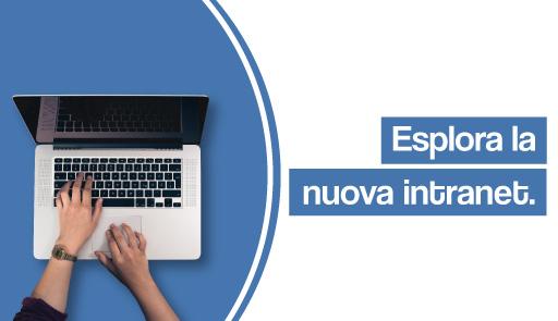 Immagine con mani che digitano sulla tastiera del PC e scritta 'Esplora la nuova intranet'