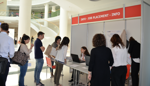 Studentesse e studenti in coda presso lo stand del Job Placement in occasione di una edizione delle giornate di orientamento