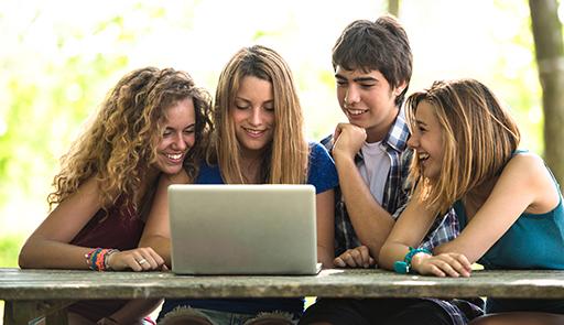 Gruppo di studenti seduti ad un tavolo intorno ad un computer
