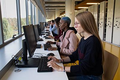 Studenti al computer
