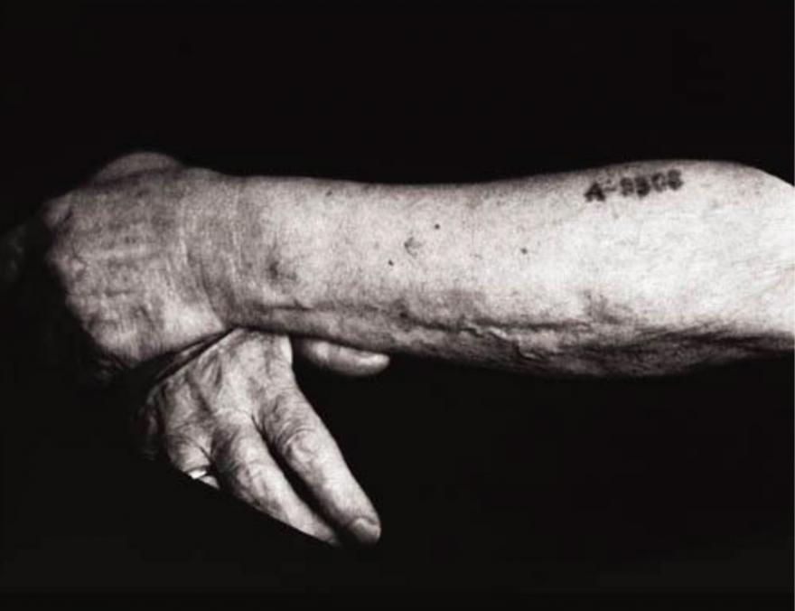 Immagine mano su sfondo nero