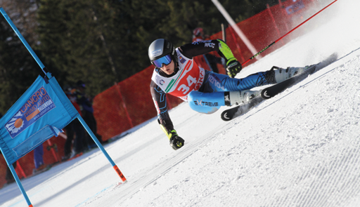 Uno sciatore durante una gara di slalom