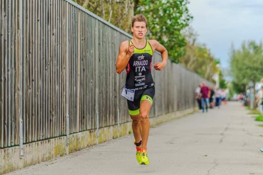 Studente atleta mentre pratica l'attività sportiva del triathlon