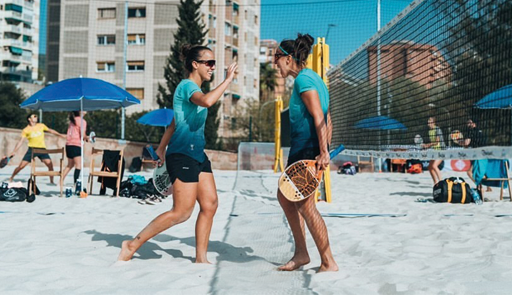 Due giocatrici di beach tennis in campo