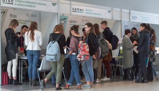 Studentesse e studenti in coda presso uno stand in occasione di una edizione delle giornate di orientamento