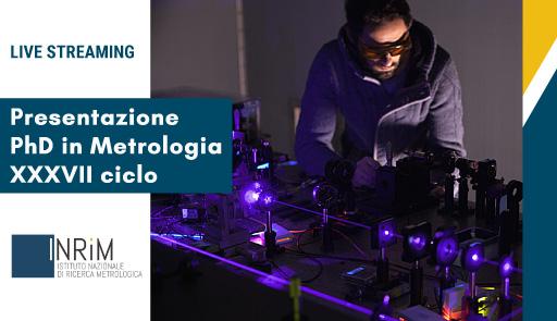 Ricercatore con strumento di metrologia