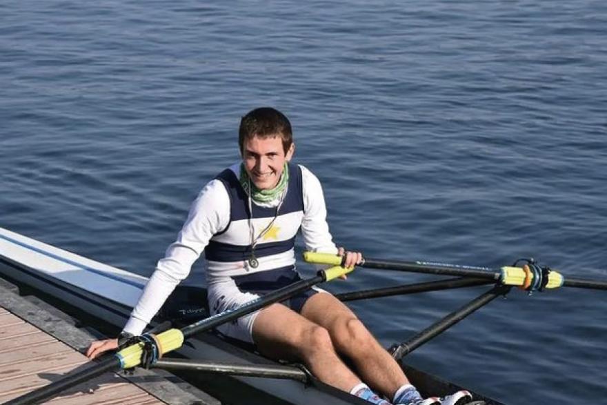 Studente atleta mentre pratica la disciplina sportiva del canottaggio