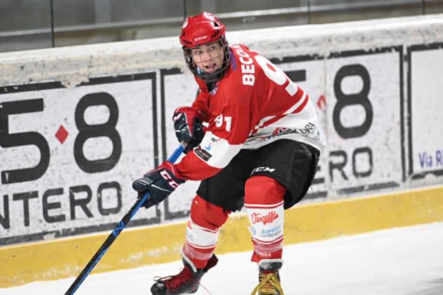 Studente atleta che pratica la disciplina sportiva dell'hockey su ghiaccio