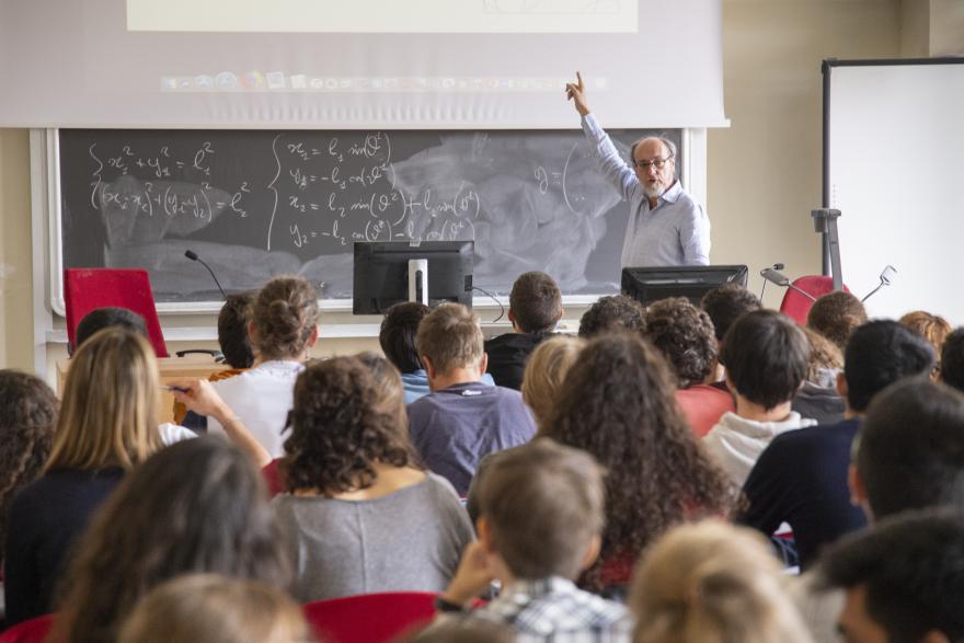 Aula gremita durante una lezione di matematica