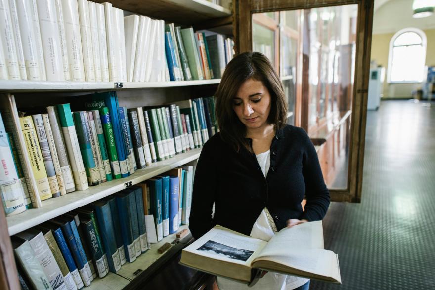 Informazioni per il dottorando Dottorando che legge in biblioteca