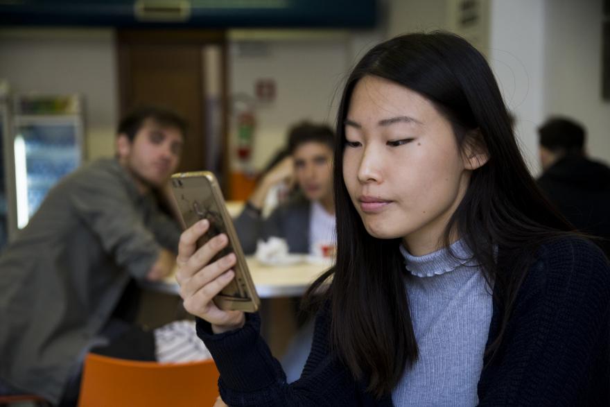 Studentessa che utilizza lo smartphone
