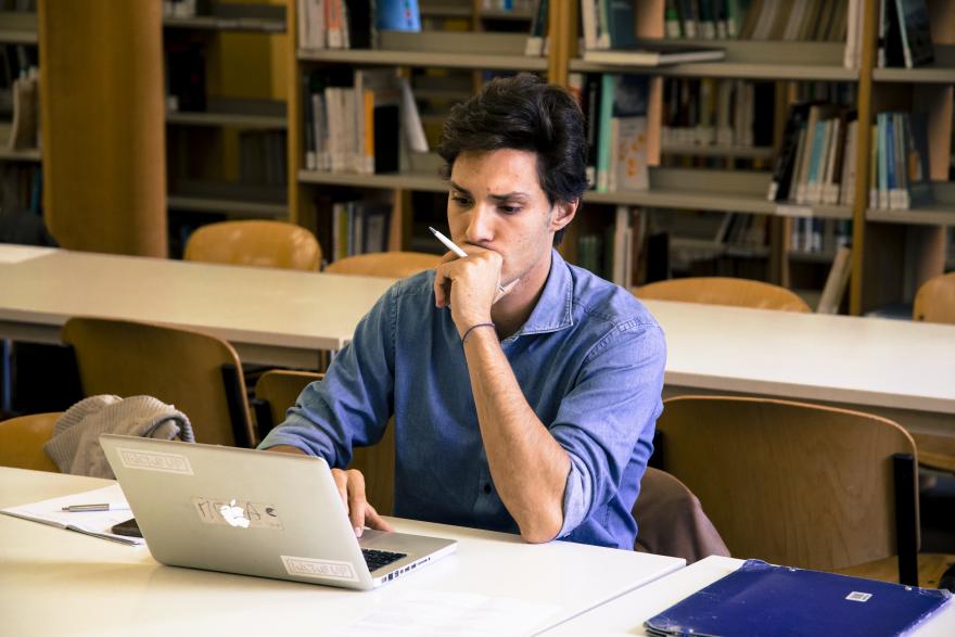 Studente in biblioteca