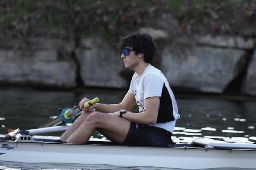 Riccardo Abbate Studente atleta mentre pratica la disciplina sportiva del canottaggio