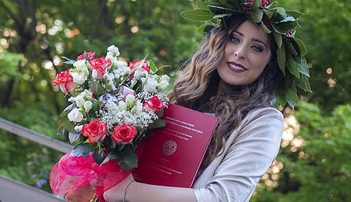 Studentessa laureata con la tesi di laurea in mano