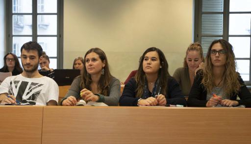 Studenti in aula mentre seguono una lezione