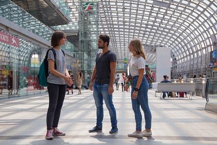 studenti all'interno della stazione Porta Susa