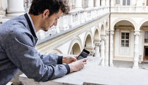 Un ragazzo consulta uno smartphone