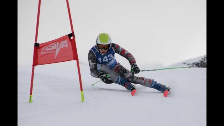 Sciatore impegnato in una discesa di slalom