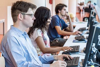 Studenti al computer