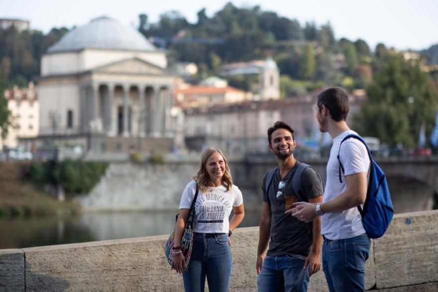 Studenti ai Murazzi del Po