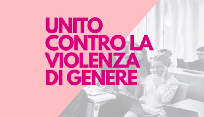 Studenti a lezione con scritta UniTo contro la violenza di genere su sfondo rosa