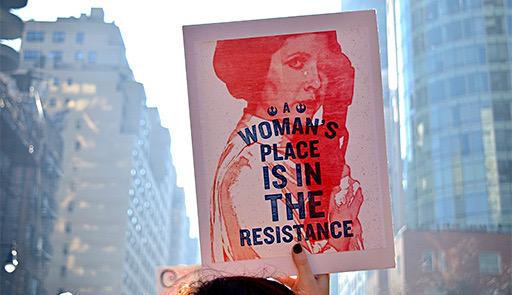 Immagine di donna con la scritta “Woman’s piace is in the resistance"